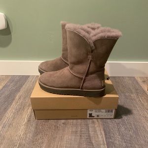 UGG classic short cuff